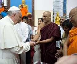 Francisco con Upathissa, presidente de la Sociedad Mahabodhi de Sri Lanka, en su templo