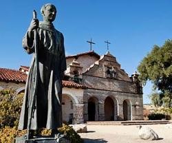 Escultura de fray Junípero Serra ante la Misión de San Antonio de Padua que él fundó en California