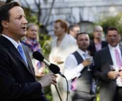 El primer ministro David Cameron en una fiesta del lobby gay celebrando la redefinición del matrimonio en Inglaterra que él implantó