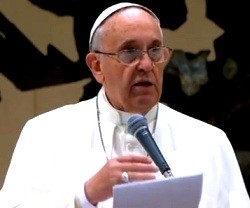 El Papa Francisco, quizá para aclarar malentendido, ha insistido en el valor de las familias numerosas y ha negado que tener hijos sea una causa de pobreza para un país