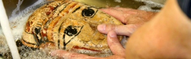 Así comienza el proceso de extracción de los papiros que conforman la máscara de la momia.