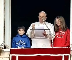 Dos niños de la Acción Católica italiana aparecieron junto al Papa en la ventana de su despacho.