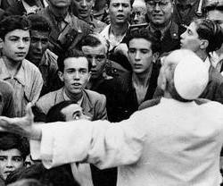 Pío XII el día de la liberación de Roma, mezclándose con el pueblo