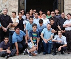 Jóvenes y profesores del seminario menor de Murcia - la Iglesia está dando más importancia a la formación afectiva de los seminaristas