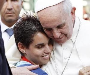 El Papa Francisco abraza a una mujer discapacitada durante un encuentro con jóvenes en el Largo Carlo Felice in Cagliari