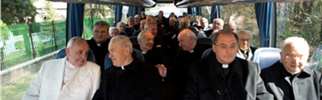 El Papa y la Curia se van de ejercicios en autocús - esta foto es de los ejercicios de 2014, los primeros con ese formato