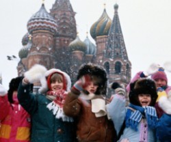 Rusia protege a sus huérfanos y no quiere entregarlos a menos que sea al cariño complementario de un papá y una mamá