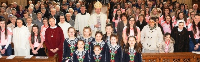 El arzobispo de Armagh acompaña a las chicas de Rise of the Roses -de rosa- y las religiosas implicadas