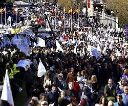 El diario El País oculta el subtítulo de la marcha -Por la vida, la mujer y la maternidad- y habla de sólo centenares de asistentes