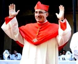 El cardenal Daniel Sturla saluda a los fieles congregados en la Plaza Matriz de Montevideo