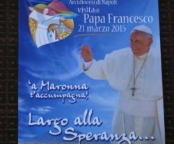 Cartel de la visita del Papa Francisco a Nápoles