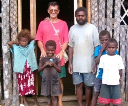 El hermano Antonio López, misionero en Vanuatu, con una familia local, antes del terrible ciclón