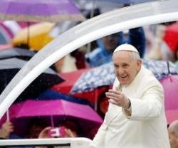 El Papa Francisco, rodeado de paraguas en la audiencia pública, pidió orar por el Sínodo de la Familia de 2015
