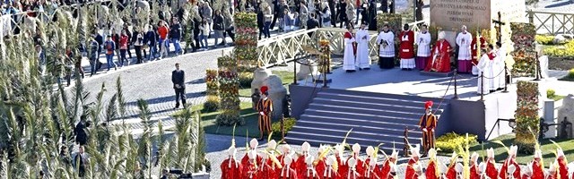 El Papa Francisco presidió la bendición de ramos en la Plaza San Pedro al iniciarse la Semana Santa de 2015
