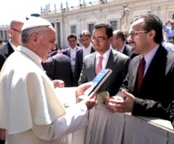 El vaticanista argentino Andrés Beltramo muestra al Papa Francisco uno de sus libros sobre actualidad vaticana