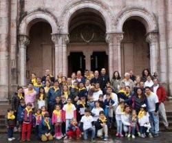 Las familias misioneras en Asturias con su distintivo pañuelo amarillo