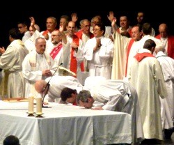 Sacerdotes cantan, alaban y besan el altar en la procesión de entrada de una misa de la Renovación Carismática