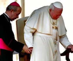 El hoy cardenal Dziwisz junto con San Juan Pablo II en una audiencia general de 2002.