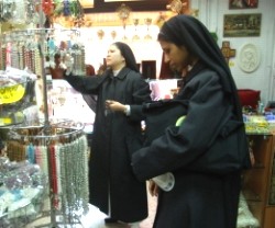 Dos monjas en una tienda de recuerdos religiosos en Roma