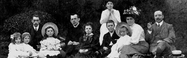 El padre Byles, en el centro, en una foto desenfadada que se tomó con unos amigos y su familia