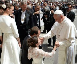 El Papa Francisco bendice unos novios - defiende la complementariedad entre hombre y mujer, como signo de Dios