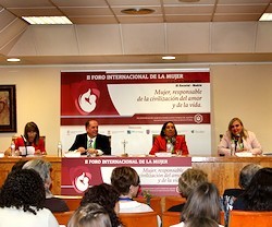 De izquierda a derecha, Susana Sánchez, Jokin de Irala, Lydia Jiménez y Mar Sánchez Manchori en un momento del congreso.