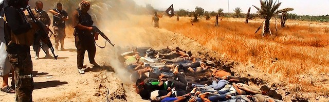 Los terroristas de Estado Islámico publicitan sus masacres y crímenes mediante fusilamientos, tiros en la nuca o degüellos.