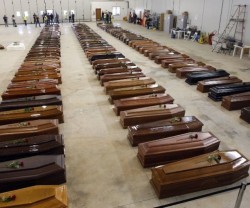 Cadáveres de náufragos en el hangar del aeropuerto de Lampedusa en 2013