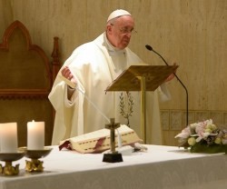 El Papa Francisco, en la misa de Santa Marta, anima siempre a dejarse renovar por el Espíritu Santo