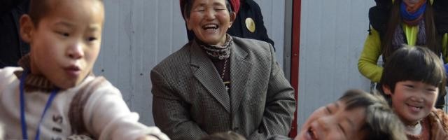 La señora Kong Zhenlan lleva 40 año acogiendo tantos huérfanos como puede, viendo en ellos el rostro de Cristo