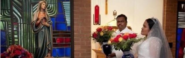 Uma y Kumar llevan flores a la Virgen el día de su boda católica
