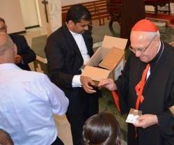 El cardenal Sandri reparte estampitas del Papa Francisco en esta parroquia de Bagdad