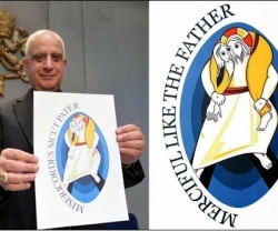El arzobispo Fisichella muestra el logotipo del Jubileo de la Misericordia