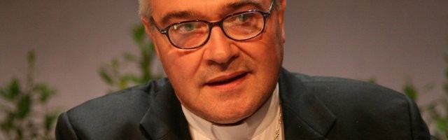 El arzobispo Luigi Negri lamenta que muchos católicos dejen que la prensa hostil sea quien defina su modelo de iglesia y le cuente la historia de la Iglesia