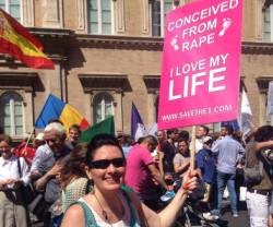 Mary Rathke en la Marcha por la Vida de Roma, con un cartel que señala que fue concebida en violación y ama vivir