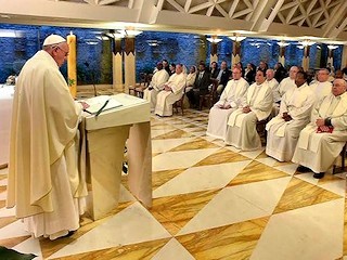 El miedo paraliza y enferma, advirtió el Papa este viernes en la homilía de Casa Santa Marta.
