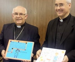 El obispo auxiliar Ángel Fernández Palomo y el vicario Emilio Palomo muestran algunos dibujos de niños que llevan al Papa