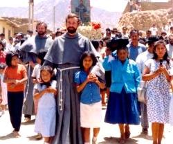 Fotografía de los santos mártires franciscanos polacos de Chimbote, Perú, poco antes de ser asesinados por Sendero Luminoso