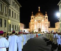 Procesión de obispos en la basílica de María Auxiliadora de Turín... se reúnen allí cada 5 años