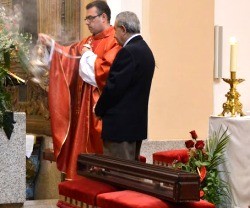 El estuche con el bastón de la santa en la ceremonia que inauguró el Camino de Luz en Ávila