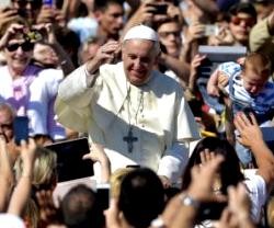 Francisco saluda a los peregrinos que se reúnen los miércoles ante el Vaticano