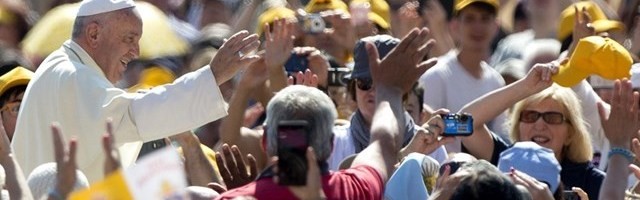 Francisco saluda a los peregrinos en la Plaza de San Pedro en su audiencia de los miércoles