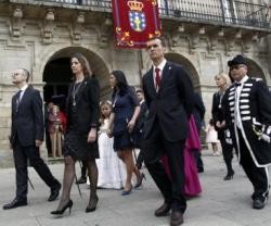 Autoridades hacia la ofrenda en Lugo - el emblema de Galicia es el Sacramento y las 7 cruces de sus 7 ciudades del Antiguo Reino