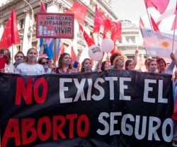 Manifestantes provida en Argentina, donde el Ministerio de Salud impone protocolos abortistas saltando la ley nacional y las regionales