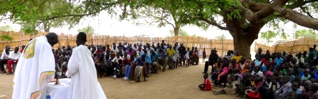 Misa bajo un árbol en Sudán del Sur - sirve para salir del paso pero no es lo ideal; faltan 75.000 parroquias en el mundo, sólo para mantener la media actual