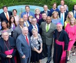 Los arzobispos Chaput -a la izquierda- y Paglia -a la derecha- con impulsores del encuentro de Filadelfia