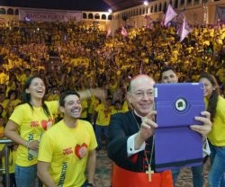 El cardenal Cipriani se hace un selfie con jóvenes católicos provida - el 30 por ciento de los católicos peruanos no han oído hablar del cardenal