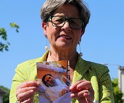 Viviane Lambert muestra una foto de su hijo.