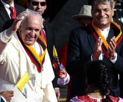 Rafael Correa aplaude al Papa Francisco a su llegada, pero en la prensa da instrucciones para transformar la Iglesia en otra cosa