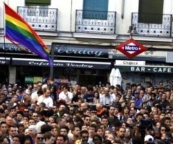 El barrio de Chueca quedó inundado de orines de participantes del Orgullo Gay, dice la asociación de vecinos